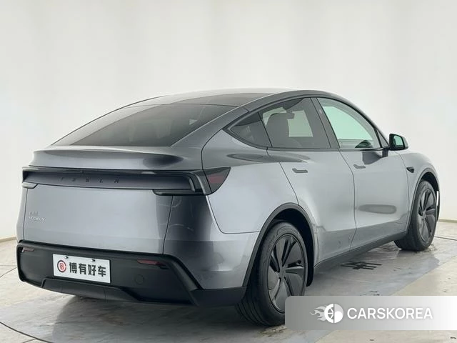 Tesla Model Y 2025 Серебристо-серый из Китая