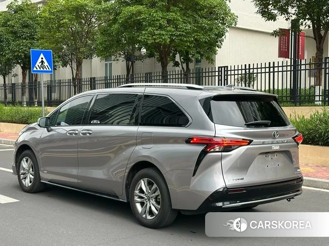Toyota Saina 2025 Серебристо-серый из Китая