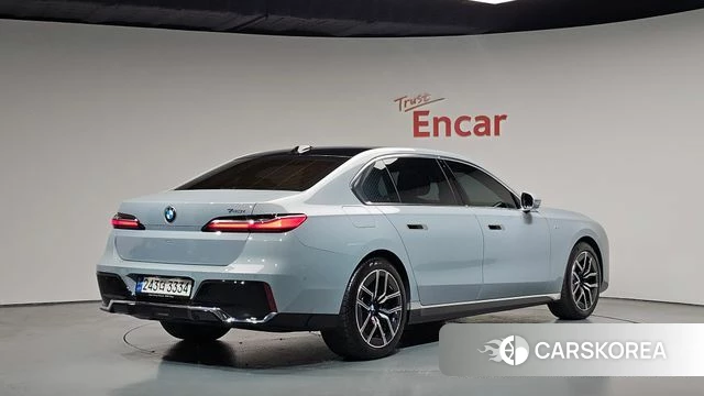 BMW 7 Series (G70) 2023 Серебристо-серый из Кореи