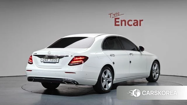 Mercedes-Benz E-Class W213 2018 Белый из Кореи