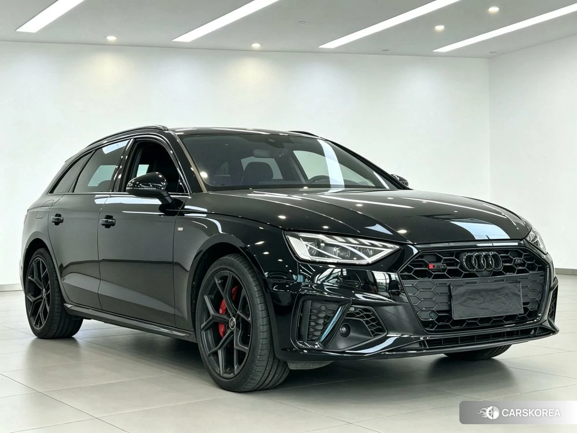 Audi S4 2023 Темно-серый из Китая