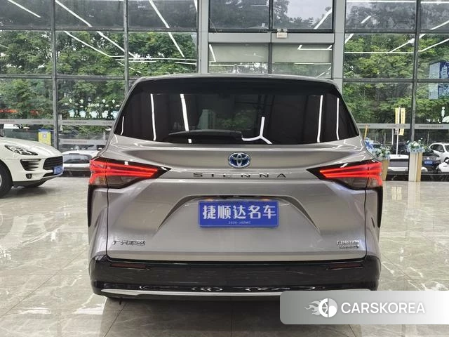 Toyota Saina 2023 Серебристо-серый из Китая