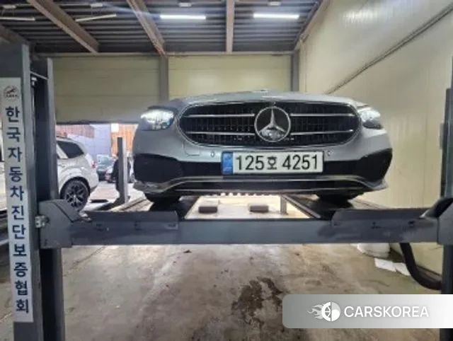 Mercedes-Benz E-Class W213 2022 Серебристо-серый из Кореи