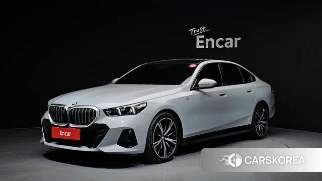 BMW 5 Series (G60) 2024 Серебристо-серый из Кореи