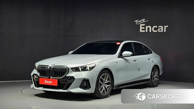 BMW 5 Series (G60) 2025 Светло-серебряный цвет из Кореи