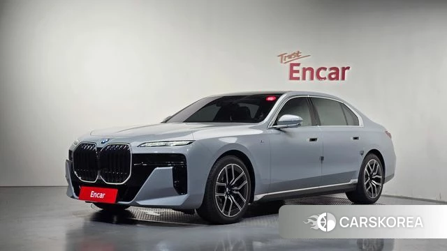 BMW 7 Series (G70) 2025 Светло-серебряный цвет из Кореи