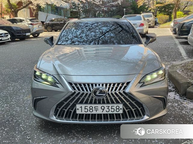 Lexus ES300h 7th generation 2025 Серебристо-серый из Кореи