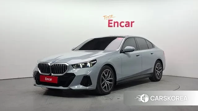 BMW 5 Series (G60) 2025 Светло-серебряный цвет из Кореи