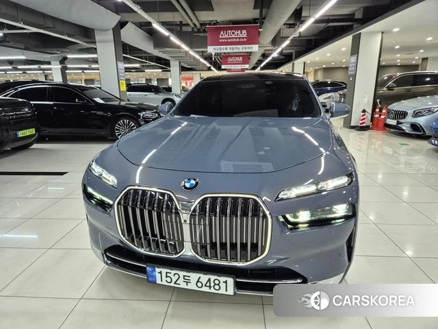 BMW 7 Series (G70) 2023 Светло-серебряный цвет из Кореи