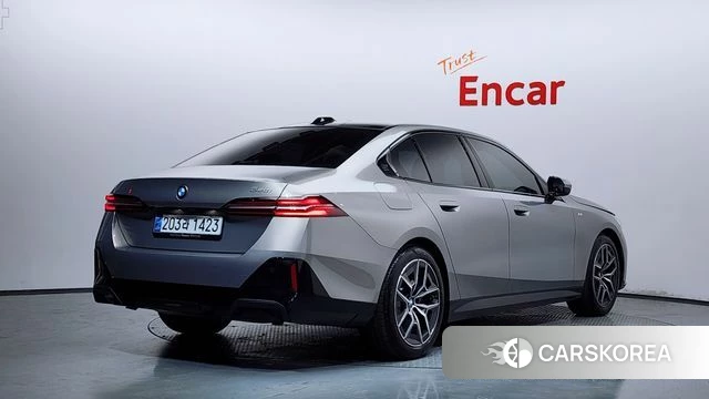 BMW 5 Series (G60) 2025 Серебристо-серый из Кореи