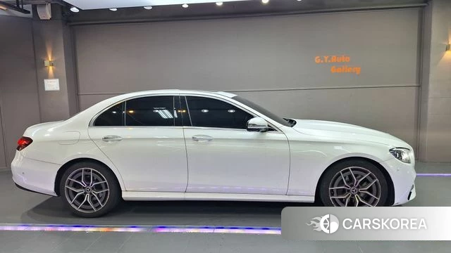 Mercedes-Benz E-Class W213 2021 Белый из Кореи