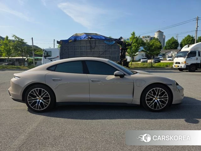 Porsche Taycan 2023 Песочный из Кореи