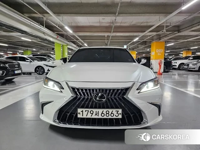 Lexus ES300h 7th generation 2023 Белый из Кореи