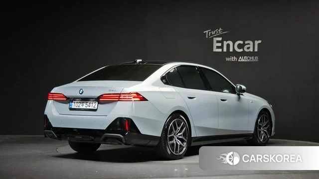 BMW 5 Series (G60) 2024 Серебристо-серый из Кореи
