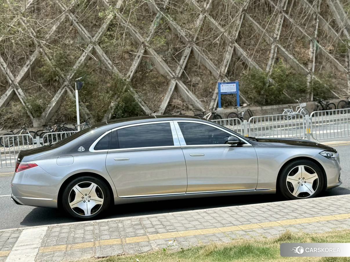 Mercedes-Benz Maybach S-class 2021 Серебристо-серый из Китая
