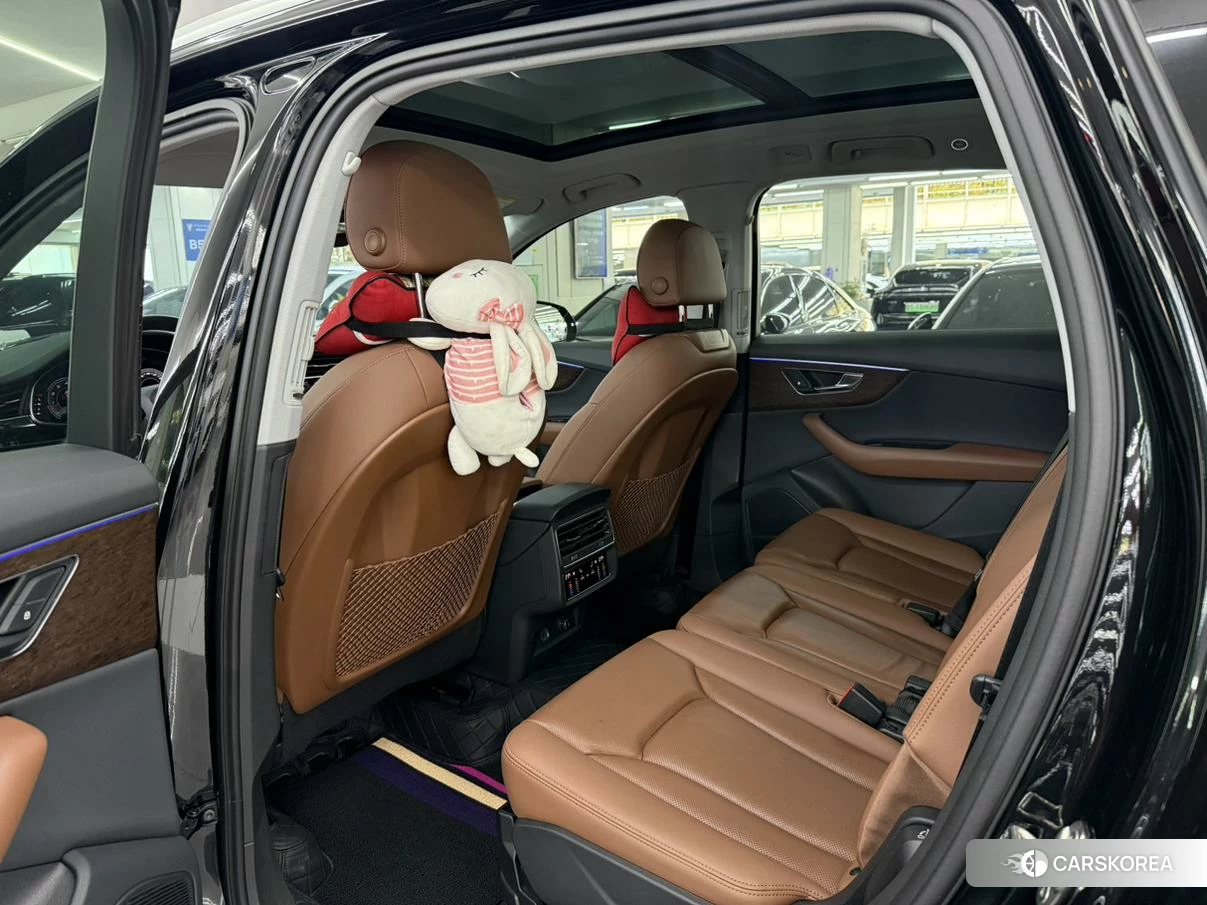 Audi Q7 2021 Черный из Китая