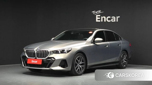 BMW 5 Series (G60) 2025 Серебристо-серый из Кореи