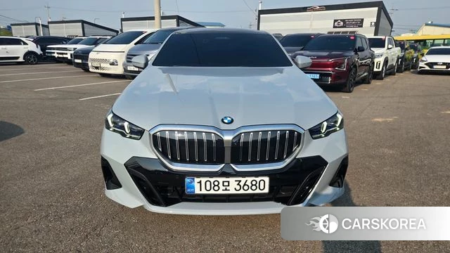 BMW 5 Series (G60) 2026 Светло-серебряный цвет из Кореи