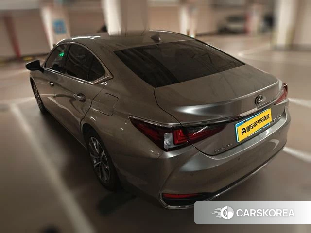 Lexus ES 2021 Серебристо-серый из Китая