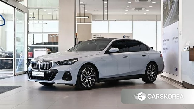 BMW 5 Series (G60) 2025 Серебристо-серый из Кореи