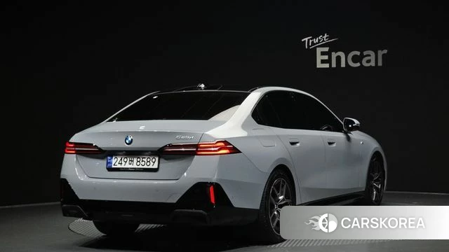 BMW 5 Series (G60) 2024 Светло-серебряный цвет из Кореи