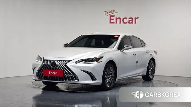Lexus ES300h 7th generation 2025 Белый из Кореи