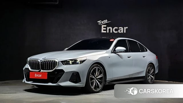 BMW 5 Series (G60) 2024 Светло-серебряный цвет из Кореи