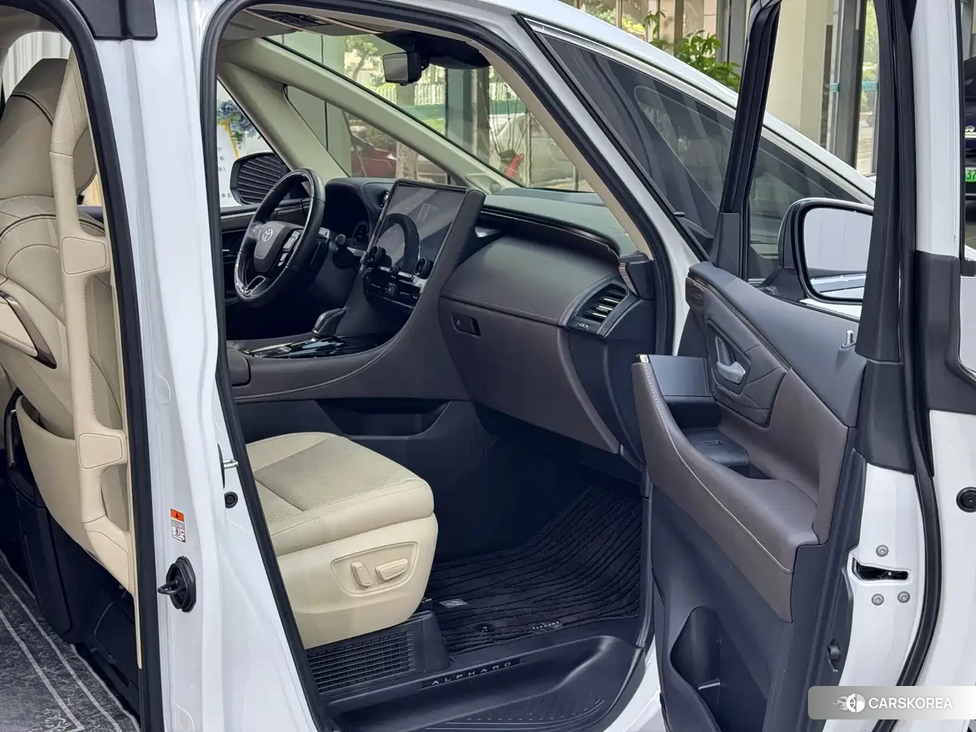 Toyota Elfa 2023 Белый из Китая