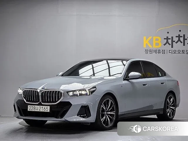 BMW 5 Series (G60) 2025 Небесно-голубой из Кореи