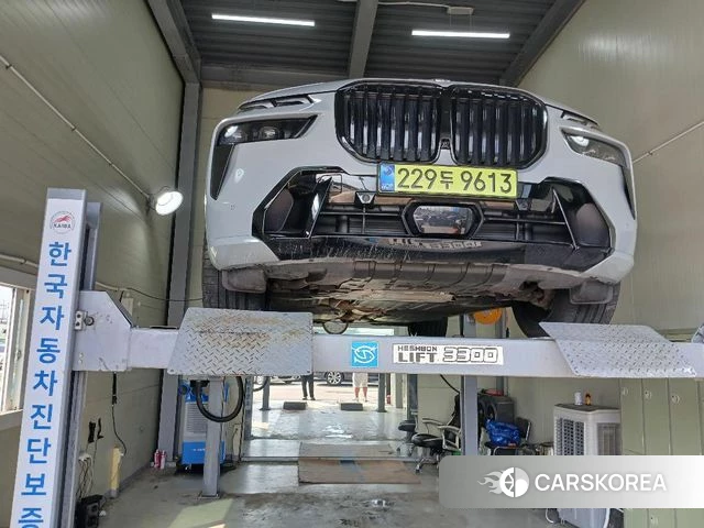 BMW X7 (G07) 2024 Серебристо-серый из Кореи