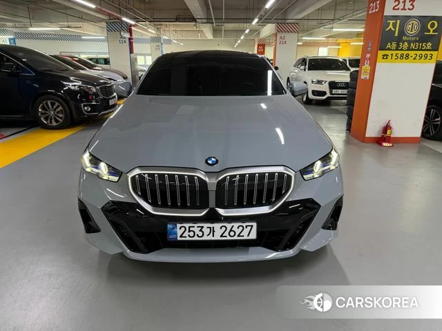 BMW 5 Series (G60) 2025 Светло-серебряный цвет из Кореи