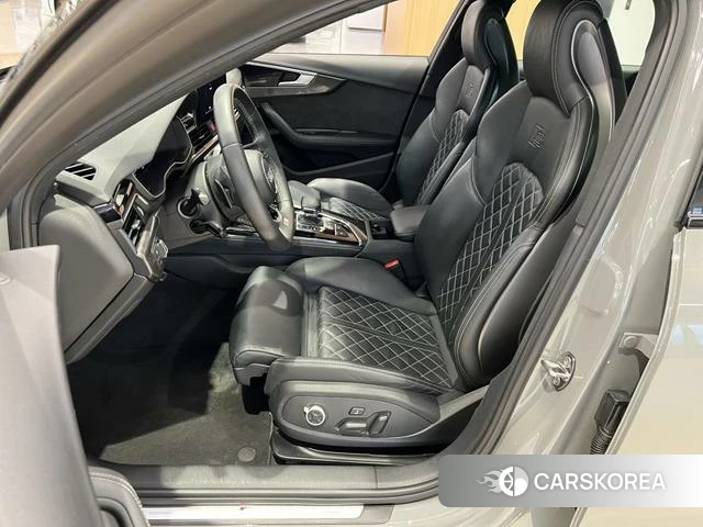 Audi S4 2021 Темно-серый из Китая