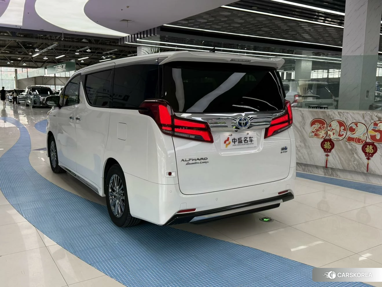 Toyota Elfa 2021 Белый из Китая