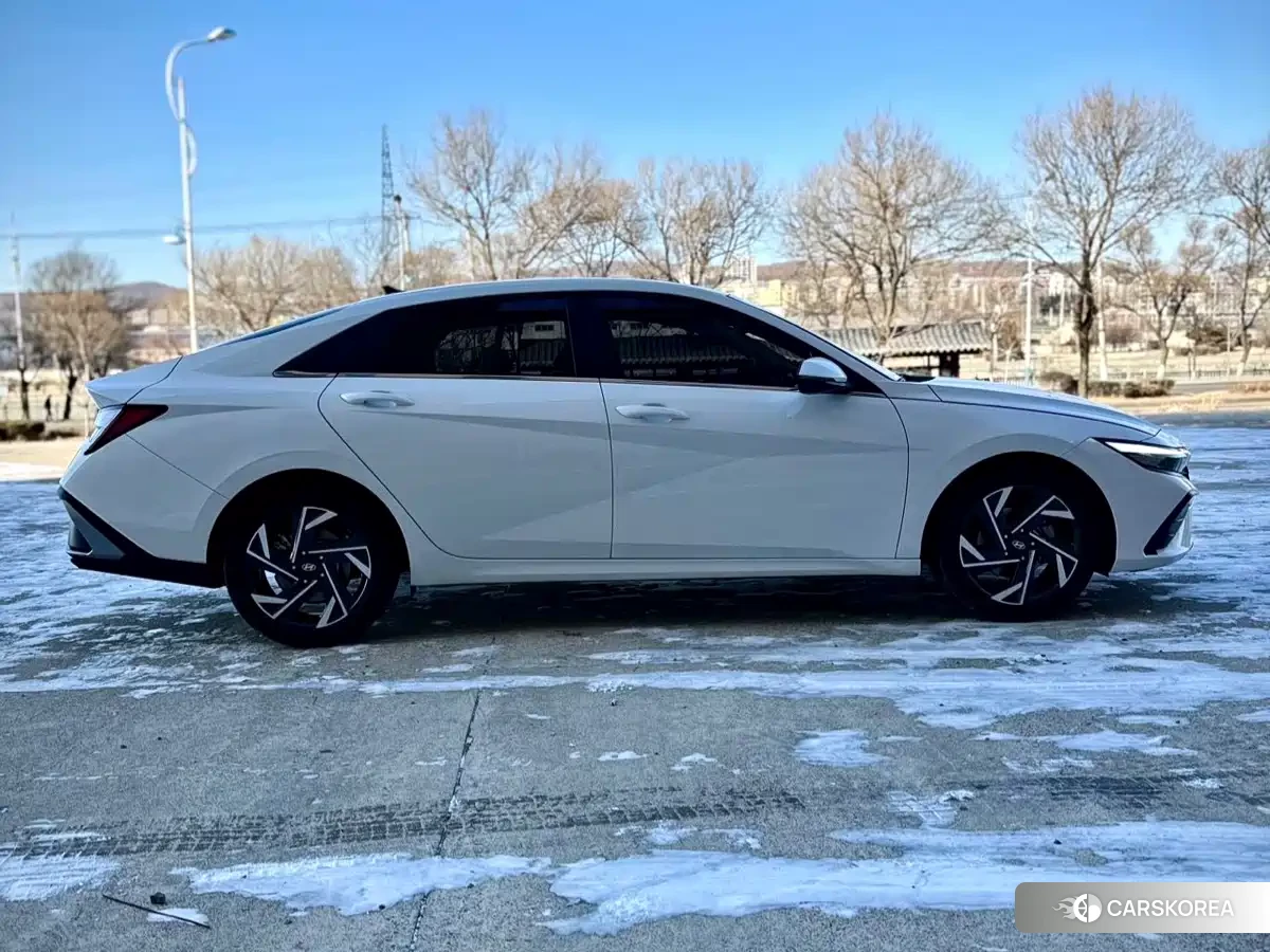 Hyundai Elantra 2023 Белый из Китая