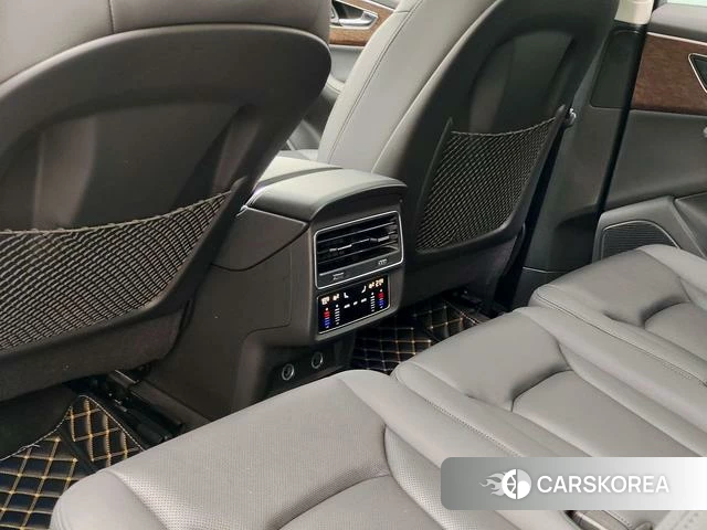 Audi Q7 2024 Черный из Китая