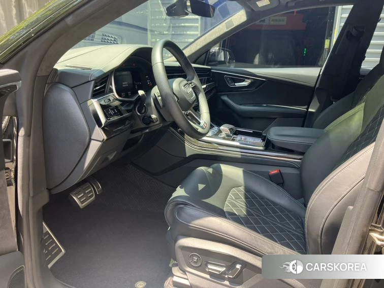 Audi Q8 2021 Черный из Китая