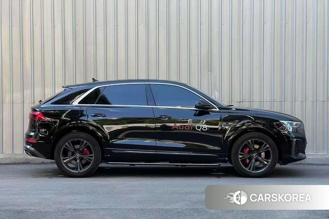 Audi Q8 2024 Черный из Китая
