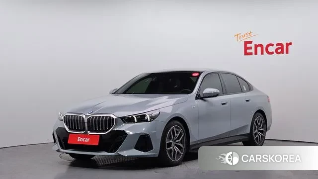 BMW 5 Series (G60) 2025 Светло-серебряный цвет из Кореи