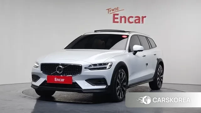 Volvo V60 Cross-Country 2nd Generation 2021 Белый из Кореи