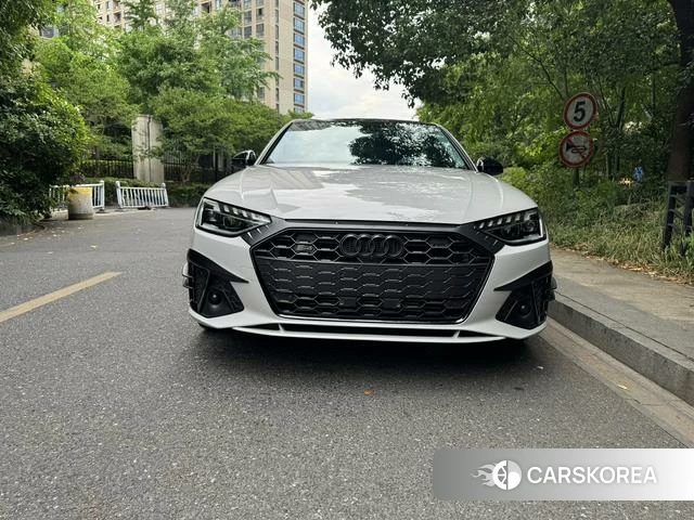 Audi A4L 2022 Серебристо-серый из Китая