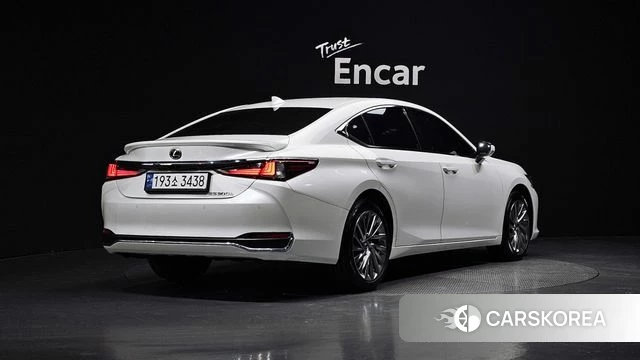 Lexus ES300h 7th generation 2023 Белый из Кореи