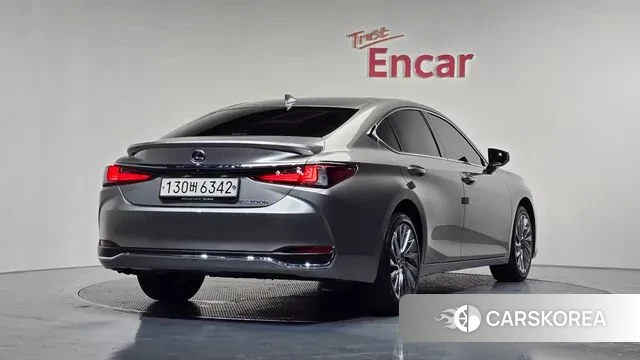 Lexus ES300h 7th generation 2022 Серебряный из Кореи