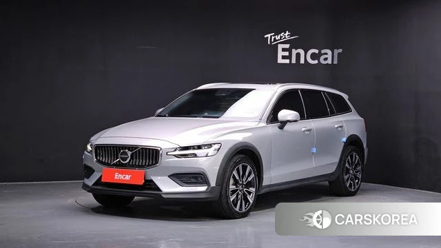 Volvo V60 Cross-Country 2nd Generation 2023 Серебряный из Кореи