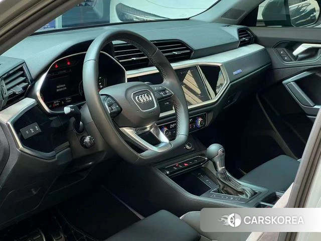 Audi Q3 2024 Темно-серый из Китая