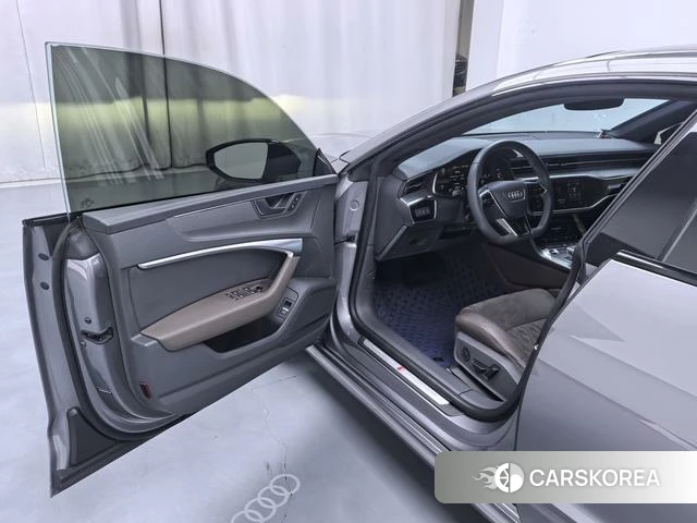 Audi A7L 2023 Серебристо-серый из Китая
