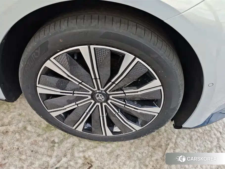 Toyota Platinum Wisdom 7 2026 Silver/gray из Китая