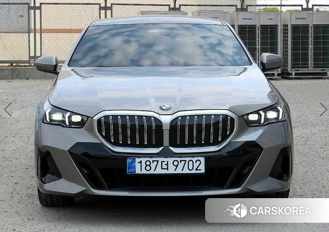 BMW 5 Series (G60) 2025 Песочный из Кореи