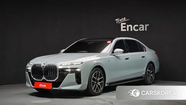 BMW 7 Series (G70) 2024 Светло-серебряный цвет из Кореи