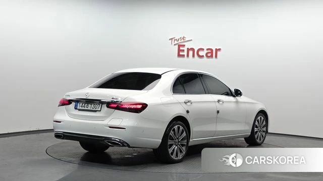 Mercedes-Benz E-Class W213 2023 Белый из Кореи