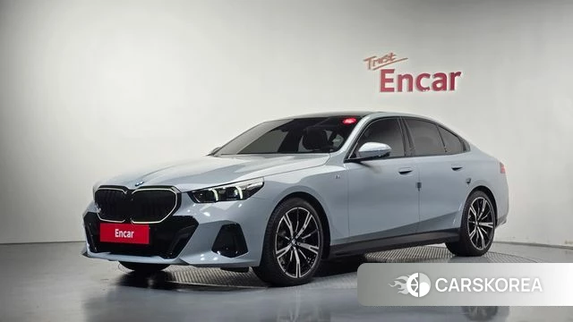 BMW 5 Series (G60) 2024 Светло-серебряный цвет из Кореи